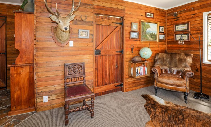 Rotorua Cabaña | Cosy Central Cottage - Hunting Lodge Style Unit | Central Location