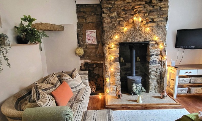 St Just Apartamento | Cosy Central St Just Apartment with Wood burner fireplace. Close to great walks.