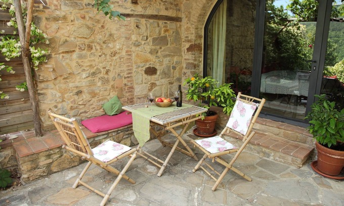 Radicondoli Apartamento | Romántico apartamento de dos habitaciones para 2-3 personas con terraza privada y piscina.