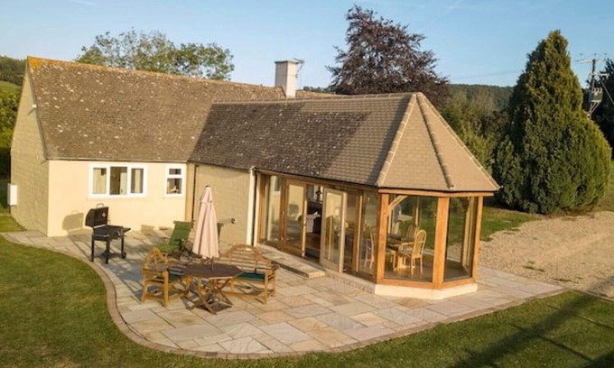 Gloucester Casa | Cosy Cotswolds Bungalow Garden Room and Patio