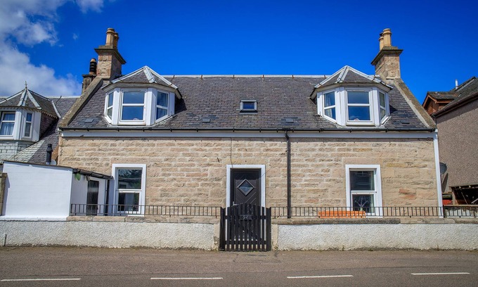Nairn Cabaña | Cosy Cottage 2 minutes from the Beach! Free Parking. Pets welcome.