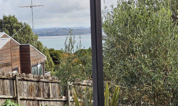 Beach Haven Cabaña | Cosy Cottage, 5 min to Island Bay Beach & Wharf