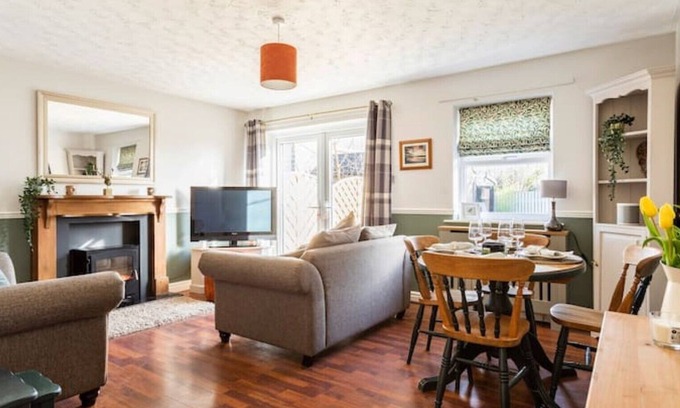 Warton Cabaña | Cosy Cottage easy access to Lakes - pet friendly