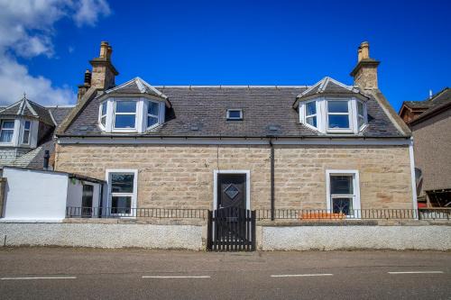 Nairn Casa | Cosy Cottage in Fishertown, Nairn - Free Parking & Pets welcome