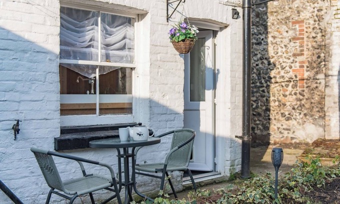 Temple Ewell Cabaña | Cosy cottage in Temple Ewell, walk to the local pub and Kearsney Abbey