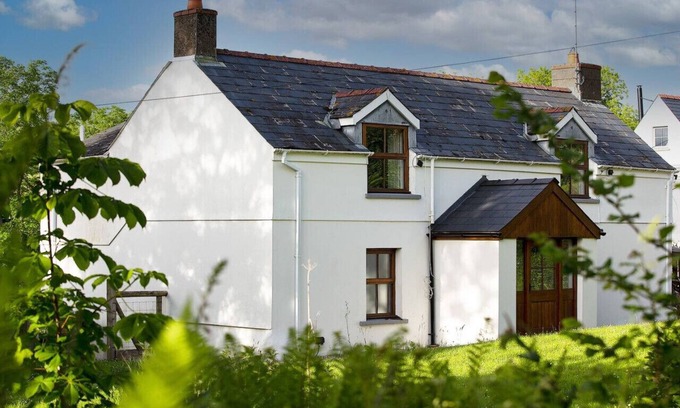 New Moat Cabaña | Cosy Cottage in Wild Countryside by Llys-y-Fran