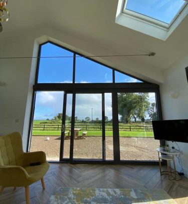 Woodford Casa | Cosy Cottage & Lake views