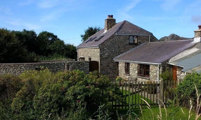 St Brides Cabaña | Acogedora cabaña. Estufa de leña, jardín privado amurallado, paseo costero desde la puerta.