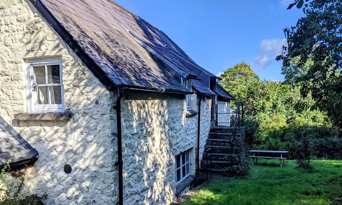Clytha Cabina | Cosy cottage on a farm, close to the Brecon Beacons and Abergavenny