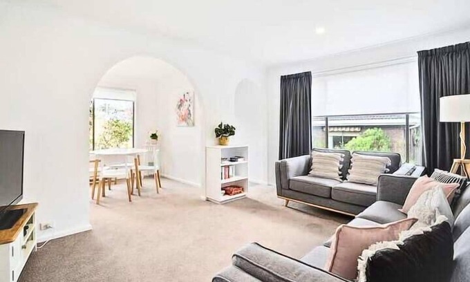 Sandy Bay Cabaña | Cosy Cottage | Parking | Close to CBD & Casino.