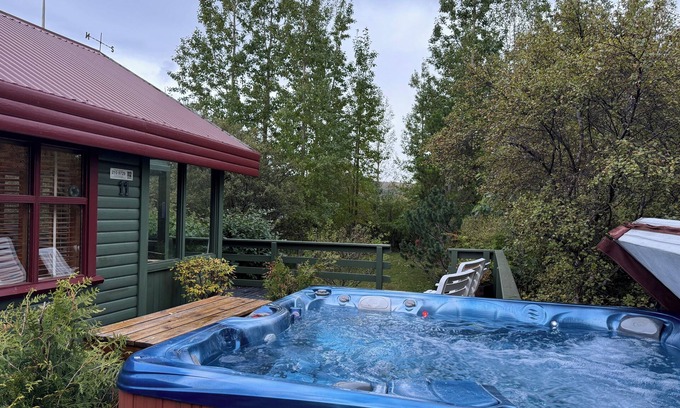 Borgarnes Cabaña | Cosy cottage with a jacuzzi close to Krauma, Hraunfossar and Langjokull glacier