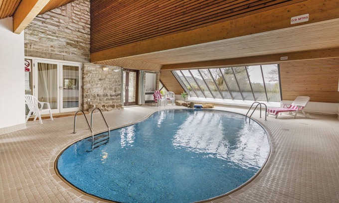 Rowsley Cabaña | Cosy Cottage with all year indoor pool, set in 9 acres of garden, amazing views