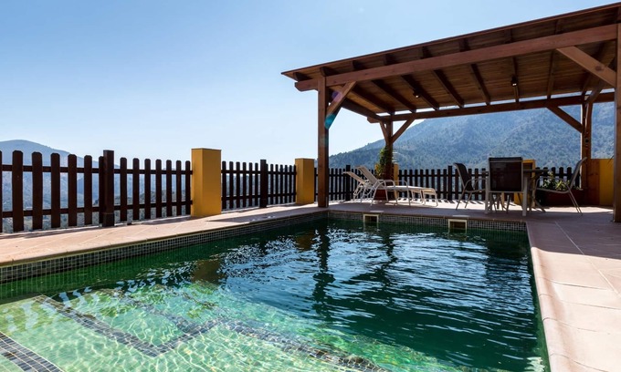 Los Guajares Otro | Cortijo con encanto, vistas, piscina y wifi