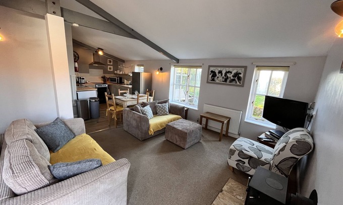 Monk Soham Casa | Cosy cottage with log burner, hot tub and pet friendly.