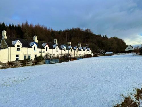 Cairnbaan Casa | Cosy Cottage with Woodburner by Crinan Canal Pets Welcome