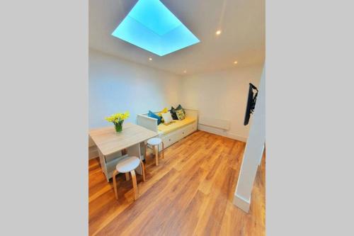 Chessington Apartamento | Cosy detached studio- walking distance to CWOA!