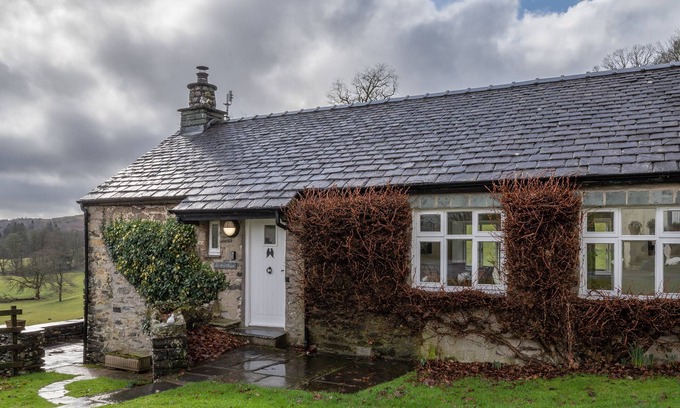 Graythwaite Cabaña | Cosy Dove Cottage with Woodfired Hot tub