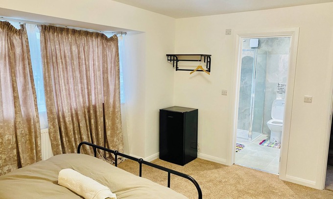 Hainault Casa | Cosy Ensuit in a calm environment, 1 min walk to bus stand, with free parking.
