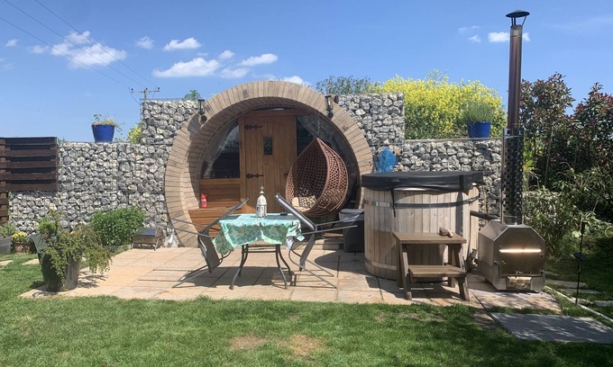Sheerness Casa | Cosy Escape Heated Luxury pod With hot tub