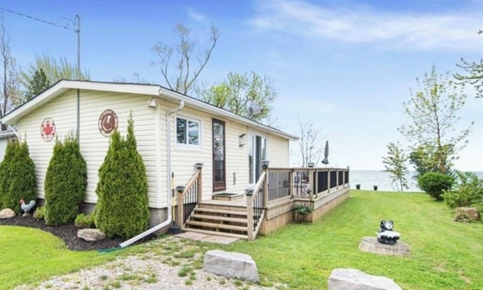 Dunnville Cabaña | Cosy Fall getaway 1 hour to Hamilton 3 bedroom Lake Erie Lakefront Cottage