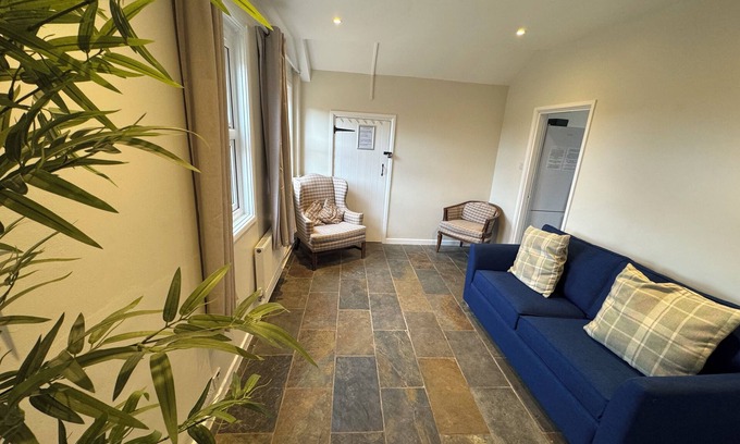 Exmouth Casa | Cosy Family Cottage. Sleeps 12. Close to the beach and town. Pet Friendly!