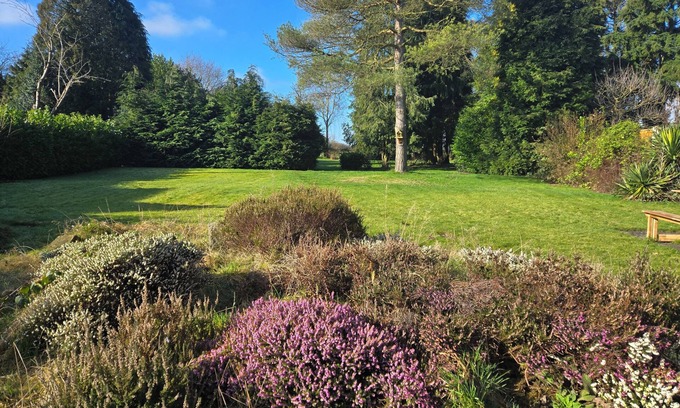 Findern Casa | Cosy Family-friendly Village Bungalow with Beautiful half acre Garden