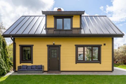 Kuressaare Casa | Cosy Family Guesthouse with Sauna and Garden