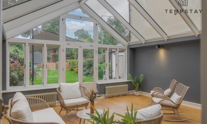 Old Windsor Casa | Cosy Family Home Near Thorpe Park & Legoland