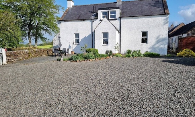 Thornhill Otro | Cosy Farmhouse , Beautiful Views, Great for Families and Adults