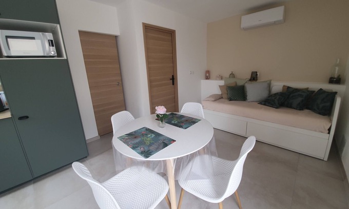 Chateauneuf-les-Martigues Apartamento | Cosy new T2 with terrace 10 min from the sea!