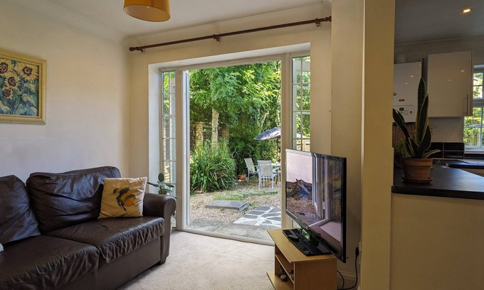 Pinner South Casa | Cosy Garden Flat near Pinner Station Free Parking