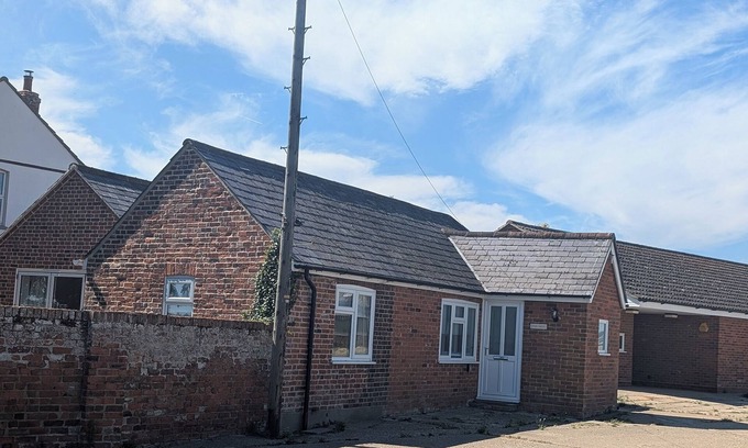 Rochford Cabaña | Cosy Georgian cottage, Sleeps 6, 3 bedrooms, RSPB Wallasea Island escapes.