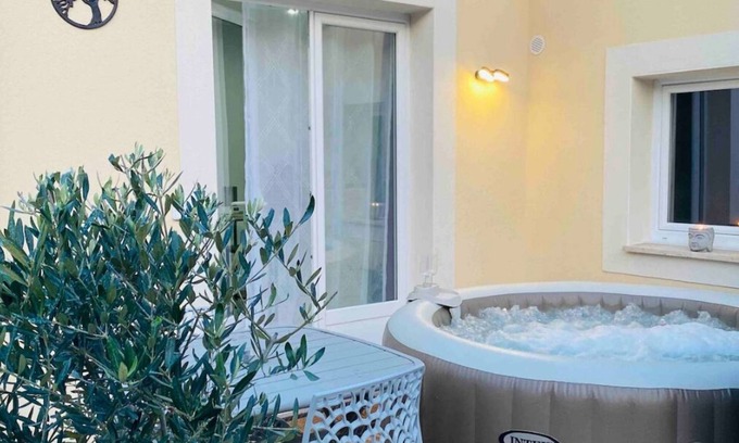 Mondragon Apartamento | Cosy gites with private spas and swimming pool