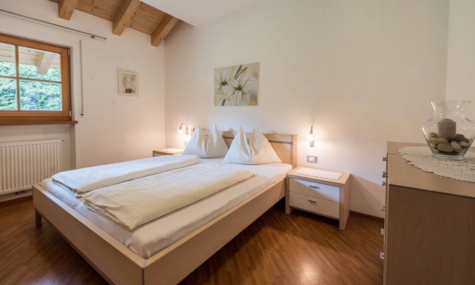 Caines Apartamento | Cosy holiday apartment "Tischlerhof - Typ A mit Balkon" with Wi-Fi, balcony and mountain view; parking available