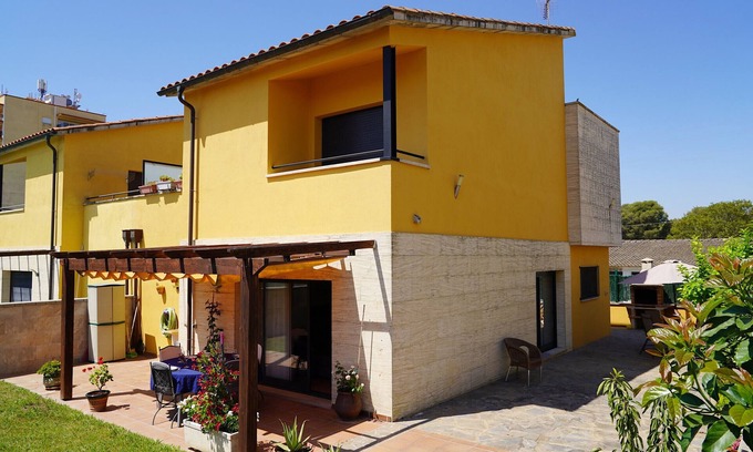 Sant Pere Pescador Chalet De Esquí | Cosy holiday home close to the beach