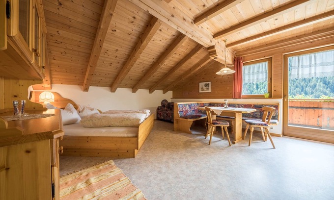 San Leonardo in Passiria Apartamento | Acogedor apartamento vacacional "Haus Hubertus - FeWo 5" con Wi-Fi