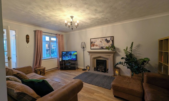 Colton Casa | Cosy Home Across from Temple Newsam
