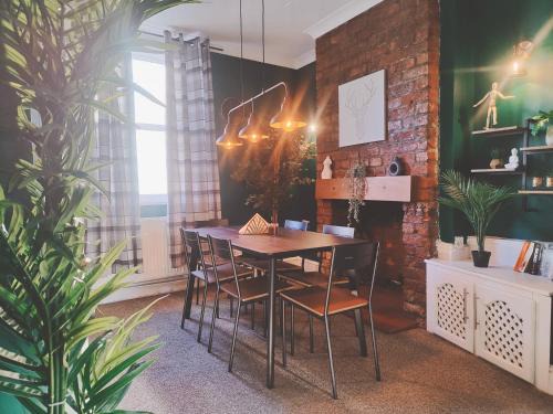 Beverley Casa | Cosy Home in Historical Beverley Town with Parking