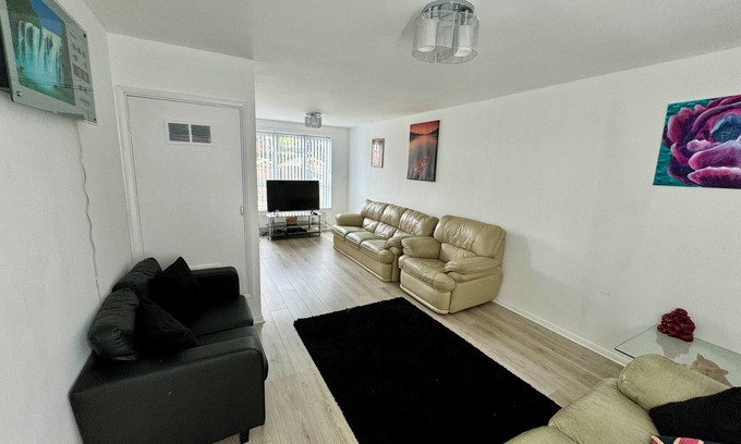 Whitton Casa | Cosy Home is located in a lovely town in Twickenham.