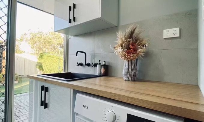 Ashfield Casa | Cosy Home near SValley & Airport