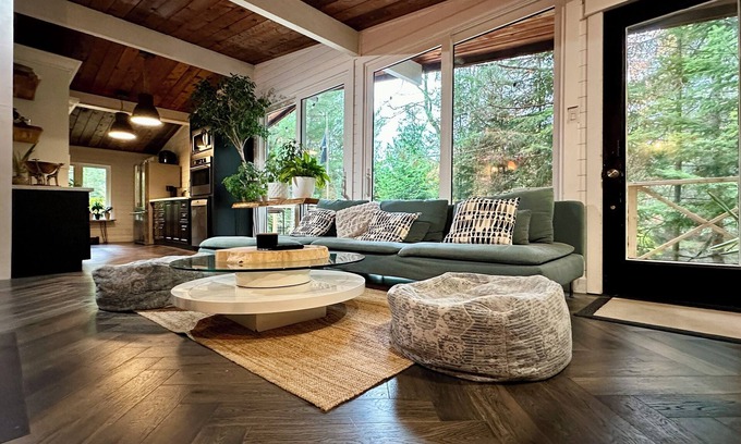 Bracebridge Cabaña | Cosy Home on the River. Pet-friendly, Hot Tub, Fast Wifi, Wood Fireplace.