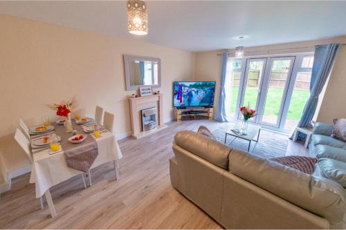 Corby Casa | Cosy Home-Sleeps 5- Private Garden- Free Parking