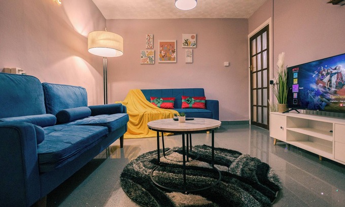 Acresford Casa | Cosy Home - sleeps 8, Free Parking, WiFi, Netflix, Prime Location