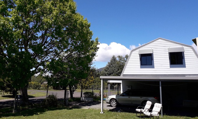 Turangi Casa | Vistas a la montaña con la sensación del albergue de esquí: cerca de los campos de tiro con fuego acogedor