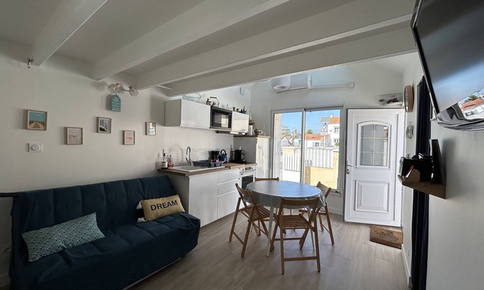 La Gueriniere Casa | Cosy house a stone's throw from the beach, newly renovated