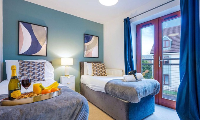 Newport Pagnell Casa | Poppy House - Free Parking, Fast Wifi, Balcony Rooms and Smart TV with Netflix