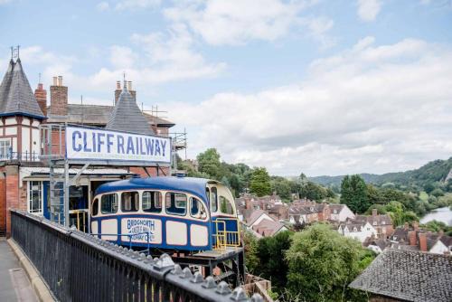 Newport Casa | Cosy House in Lovely Market Town