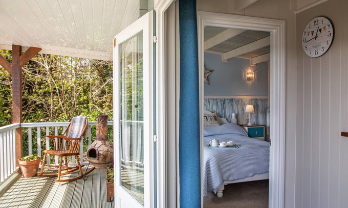 Mabe Cabina | Cosy Lodge with beautiful views across the valley