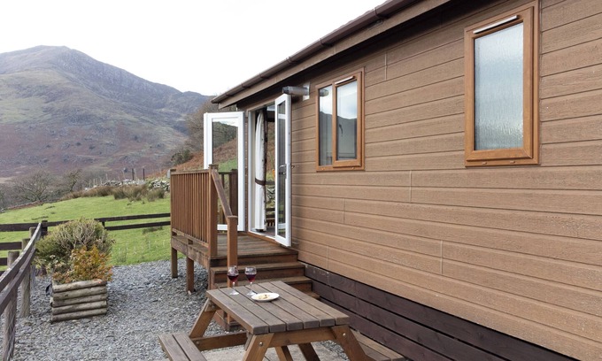 Beddgelert Cabina | Cosy Self-Catering Cabin with Panoramic Windows and Stunning Mountain Views