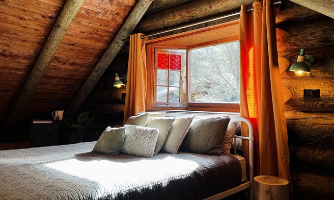 Hikuai Cabina | Cosy Log Cabin! Perfect for all those wanting to relax, destress and reconnect.